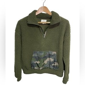 OFFLINE By Aerie Teddy
Sherpa Olive Green W/Camo 1/4 Zip Jacket‎ Size M